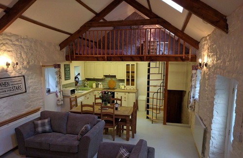 Bwlchnewydd Casa | Granero Heartwood: granero acogedor y acogedor, ubicado en un hermoso y antiguo bosque
