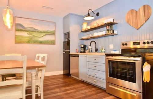 Floyd Cabina | Heartwood♥ Cabin loft w/private HotTub, Hiking, Fishing, & Ziplines on 66 acres!