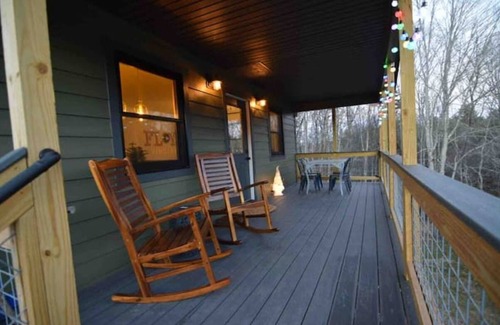 Floyd Cabina | Heartwood♥ Cabin loft w/private HotTub, Hiking, Fishing, & Ziplines on 66 acres!