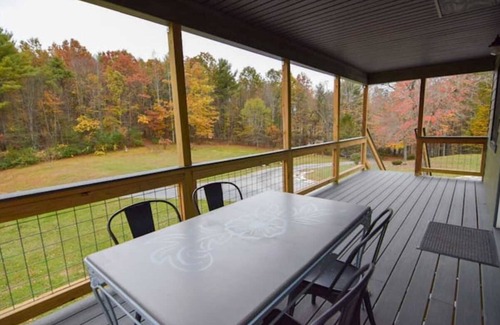 Floyd Cabina | Heartwood♥ Cabin loft w/private HotTub, Hiking, Fishing, & Ziplines on 66 acres!