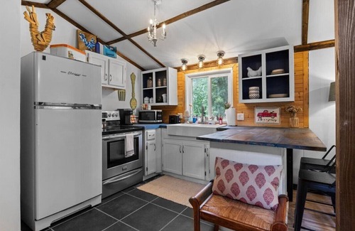 Primm Springs Cabina | Heartwood Hideaway- Charming cabin with Trails, Creek, and Starry Nights
