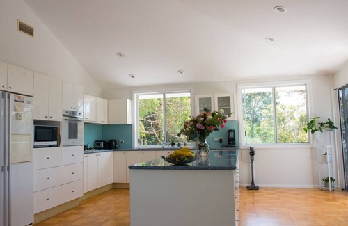 North Narrabeen Casa | Retreat between the ocean and the bush with a 17m heated indoor pool and sauna
