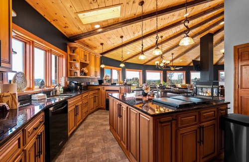 Sevierville Cabina | Heated pool, 360 view yurt near shopping!