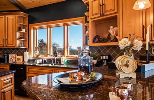 Sevierville Cabina | Heated pool, 360 view yurt near shopping!