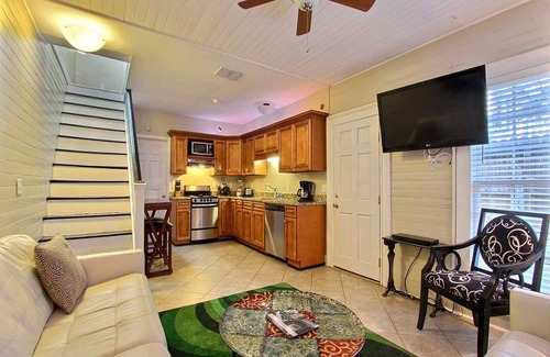 Savannah Victorian District Casa | Capacidad para 4 personas, acogedor, caminar por todas partes, gran patio y porche!
