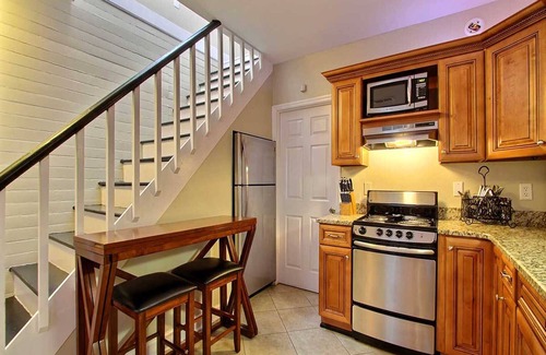 Savannah Victorian District Casa | Capacidad para 4 personas, acogedor, caminar por todas partes, gran patio y porche!