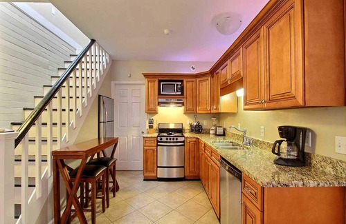 Savannah Victorian District Casa | Capacidad para 4 personas, acogedor, caminar por todas partes, gran patio y porche!
