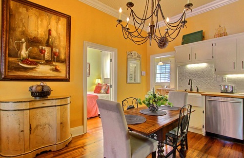Hitch Village - Fred Wessels Homes Casa | Hermosa casa estilo cabaña en Harris St. en el centro de Savannah