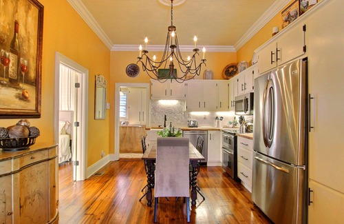 Hitch Village - Fred Wessels Homes Casa | Hermosa casa estilo cabaña en Harris St. en el centro de Savannah