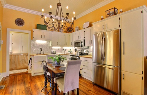 Hitch Village - Fred Wessels Homes Casa | Hermosa casa estilo cabaña en Harris St. en el centro de Savannah