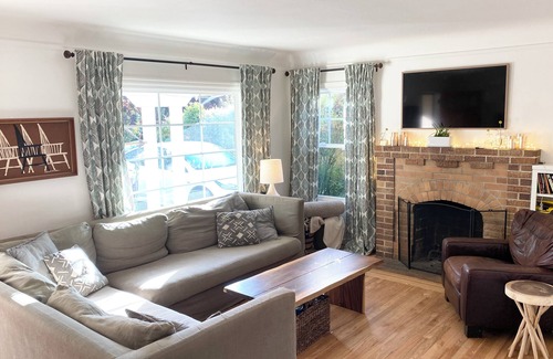Petaluma Casa | Heated Pool and hot tub! Charming Home walking distance to downtown Petaluma.