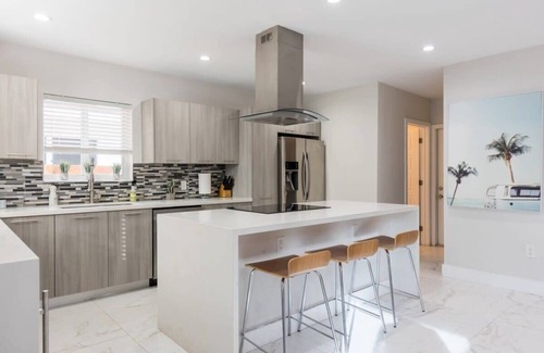 Victoria Park Casa | Heated Pool & BBQ | Olas Villa by RoveTravel