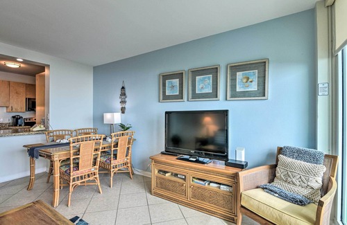 Galveston Condominio | Heated Pool + Beach View: Galveston Resort Condo!