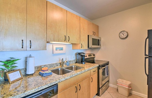 Galveston Condominio | Heated Pool + Beach View: Galveston Resort Condo!