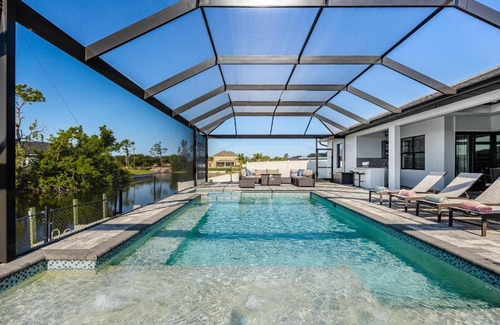 Trafalgar Casa | Heated Pool, Canal Views, Sleeps 8 - Villa Sip N' Sea