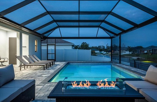 Trafalgar Casa | Heated Pool, Canal Views, Sleeps 8 - Villa Sip N' Sea