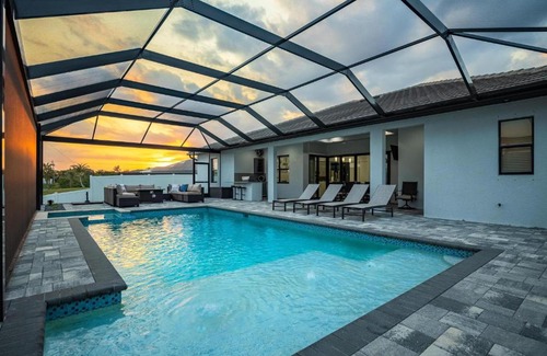 Trafalgar Casa | Heated Pool, Canal Views, Sleeps 8 - Villa Sip N' Sea