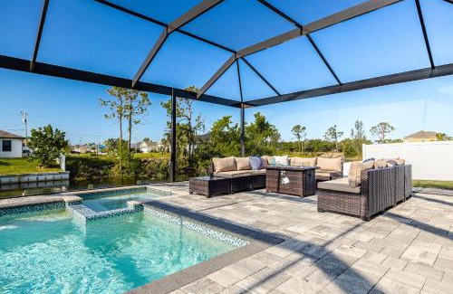Trafalgar Casa | Heated Pool, Canal Views, Sleeps 8 - Villa Sip N' Sea