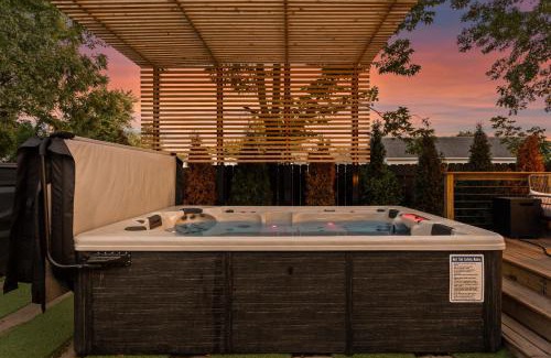 Fountain Square Casa | Heated Pool-Chefs Kitchen-Hot Tub-EV Charging-BBQ