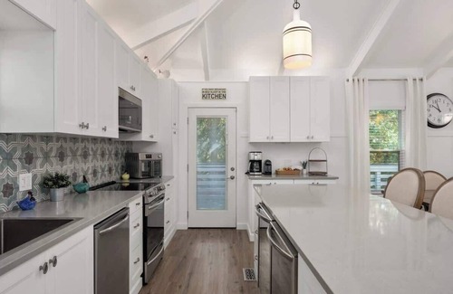 Southern Shores Casa | Dog Friendly, Hot Tub, Walk to Beach!