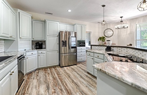 Azle Casa | Heated Pool, Hot tub, 19 beds, Pickleball, 2 Game Rooms, Arcades