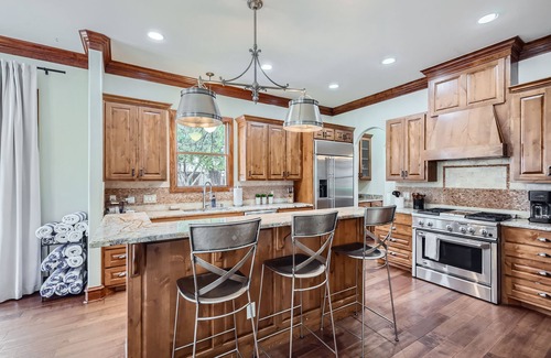South River City Casa | Heated Pool / Hot Tub | 4,000+ SF | 10 Beds | Sleeps 16 hosted by PMI Austin Metro