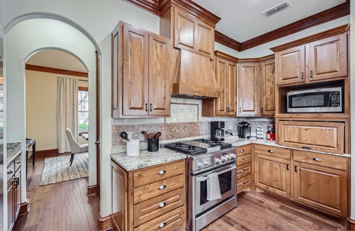 South River City Casa | Heated Pool / Hot Tub | 4,000+ SF | 10 Beds | Sleeps 16 hosted by PMI Austin Metro