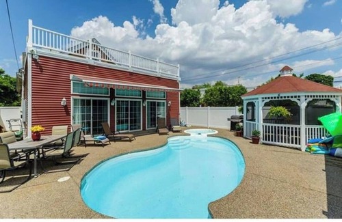 Northampton Casa | HEATED POOL&HOT TUB! DONT MISS THIS ONE! CLOSE TO EVERYTHING STL DOWNTOWN!