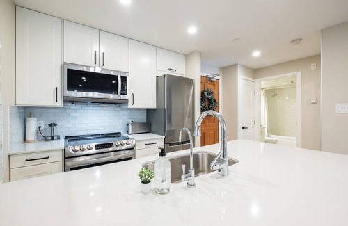 Upper Village Condominio | Heated pool, hot tub & gym | Ski-in/out Retreat