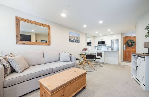 Upper Village Condominio | Heated pool, hot tub & gym | Ski-in/out Retreat