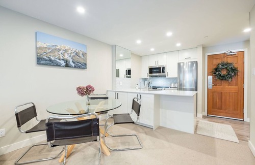 Upper Village Condominio | Heated pool, hot tub & gym | Ski-in/out Retreat