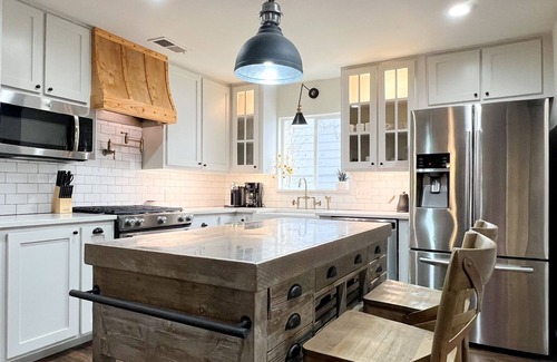Little Forest Hills Casa | Heated pool, hot tub, large deck, pond, sleeps 7, Near Dallas Arboretum