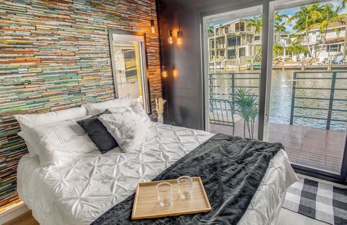 Hendricks and Venice Isles Casa | Heated Pool+HOUSE BOAT! 1 Mile To Beach/Las Olas!