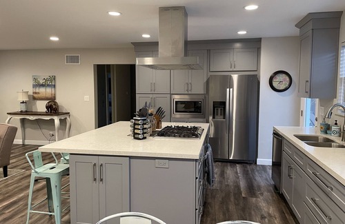 Downtown Casa | HEATED POOL & JACUZZI, QUIET, AIRY SPA LIKE BACKYARD, NEAR NEWPORT BEACH