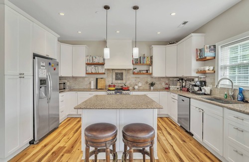 Winston - Salem Casa | Heated Pool King Bed Jacuzzi Bath Arcade