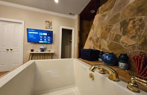Winston - Salem Casa | Heated Pool l Indoor Jacuzzi Tubs I Arcade l Outdoor Hot Tub
