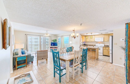 North Redington Beach Condominio | Disfruta del estilo de vida en la playa con 9 de tus amigos más cercanos. 403