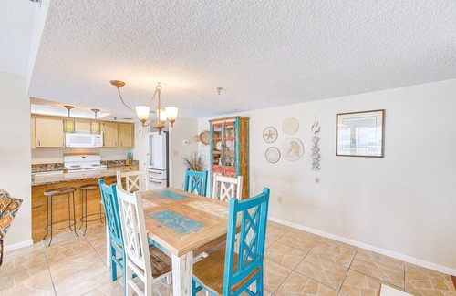 North Redington Beach Condominio | Disfruta del estilo de vida en la playa con 9 de tus amigos más cercanos. 403