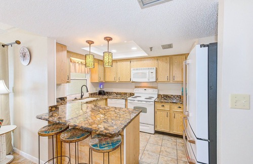 North Redington Beach Condominio | Disfruta del estilo de vida en la playa con 9 de tus amigos más cercanos. 403