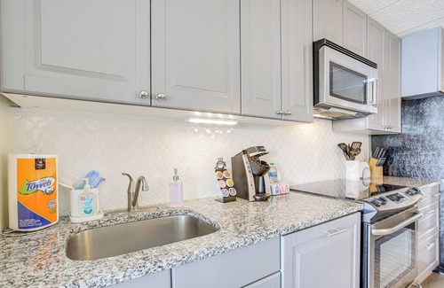 Midtown Ocean City Apartamento | Heated Pool + Views: Beachfront Ocean City Gem