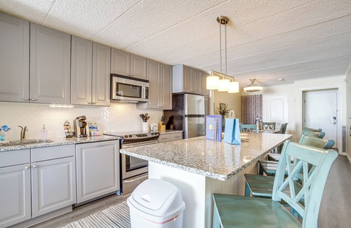 Midtown Ocean City Apartamento | Heated Pool + Views: Beachfront Ocean City Gem