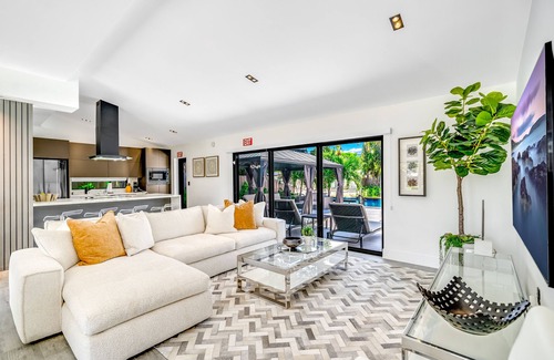 Riverside Park Casa | Heated Pool! Waterfront+Kayak! Close 2 Beach!