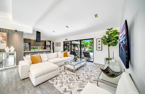 Riverside Park Casa | Heated Pool! Waterfront+Kayak! Close 2 Beach!