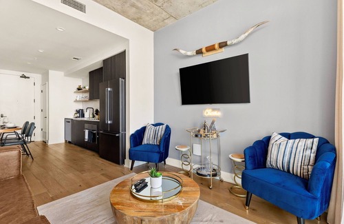 East Cesar Chavez Condominio | ~Heated Rooftop Pool~ 30th Floor Balcony DT View