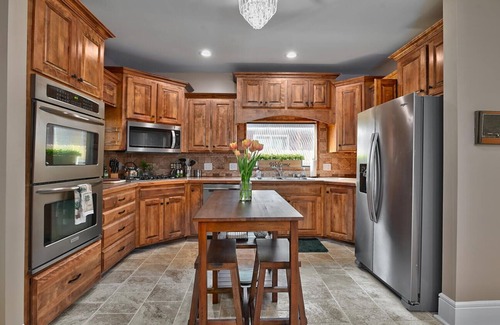 Independence Casa | Heated Salt Water Pool and Lrg Home l Spring Break! Close to Soccer + Royals
