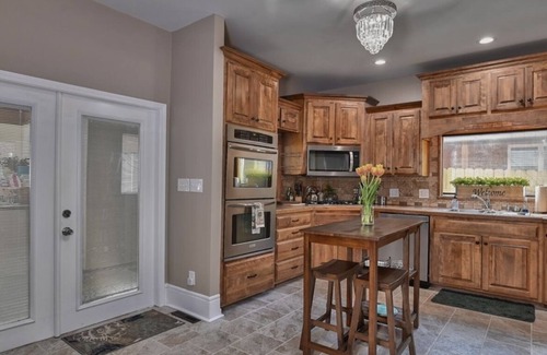 Independence Casa | Heated Salt Water Pool and Lrg Home l Spring Break! Close to Soccer + Royals