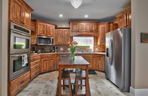 Independence Casa | Heated Salt Water Pool and Large Home l Spring Break! Close to Soccer + Royals
