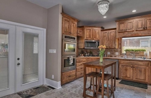 Independence Casa | Heated Salt Water Pool and Large Home l Spring Break! Close to Soccer + Royals