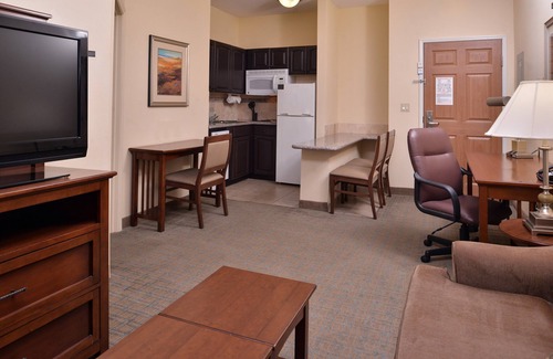 Central Oklahoma City Condominio | Heated Saltwater Pool. Free Breakfast Buffet Daily.