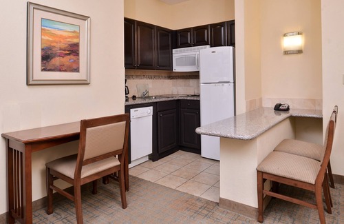 Central Oklahoma City Condominio | Heated Saltwater Pool. Free Breakfast Buffet Daily.